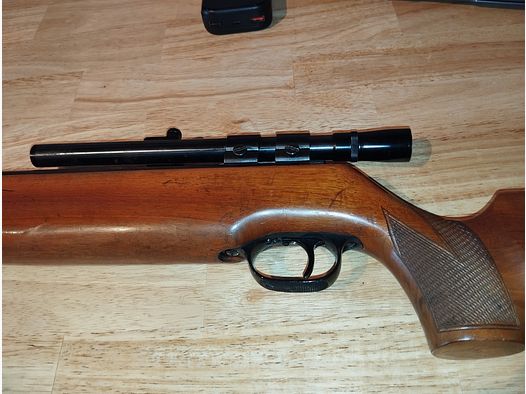 Ofrezco un rifle de aire comprimido de colección de los años 70, LG 4,5 modelo 55 de Walther en buen estado.