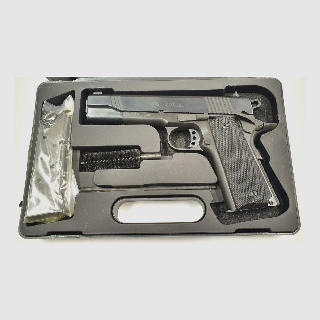 Norinco 1911A1 Standard incluant accessoires, similaire au Colt 1911 A1