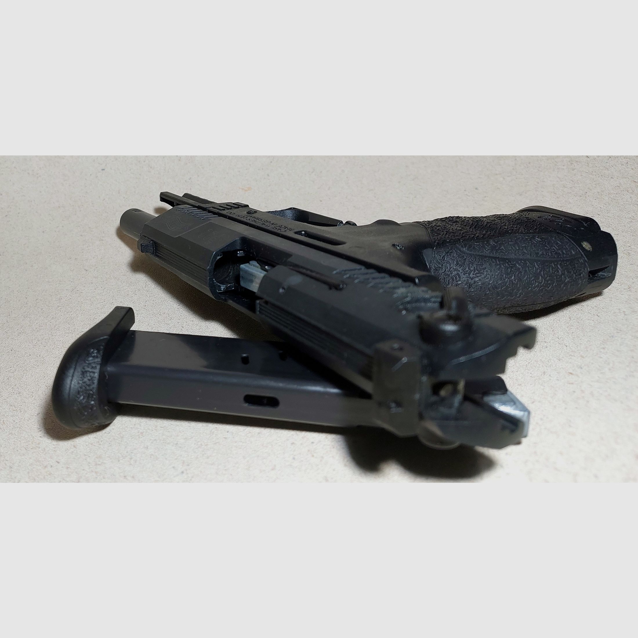 Walther P22Q Schreckschuss Pistole 9mm P.A.K. schwarz mit 2 Magazinen (PTB 778)