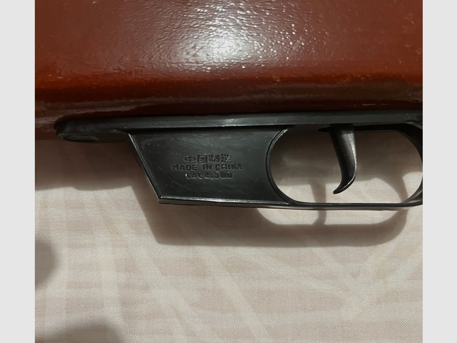 Fünf Luftgewehre abzugeben. 1 Gewehr Suhl. 1 Gewehr Umarex. 3 Gewehre Lion Brand. Siehe Photo.