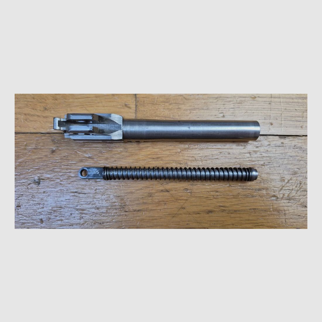 Außergewöhnliche Umrüstung für SIG P210 – Kal. 7,65 Parabellum – Lauf + Rückholfeder in 7,65 Para – Passendes Magazin – Original SIG-Feder – 100% SIG – Für P210 / P210-2,3,4,6… – Komplett und neuwertig – Sehr sehr selten in 7,65 Para – TBE++, Bild 4 von 6