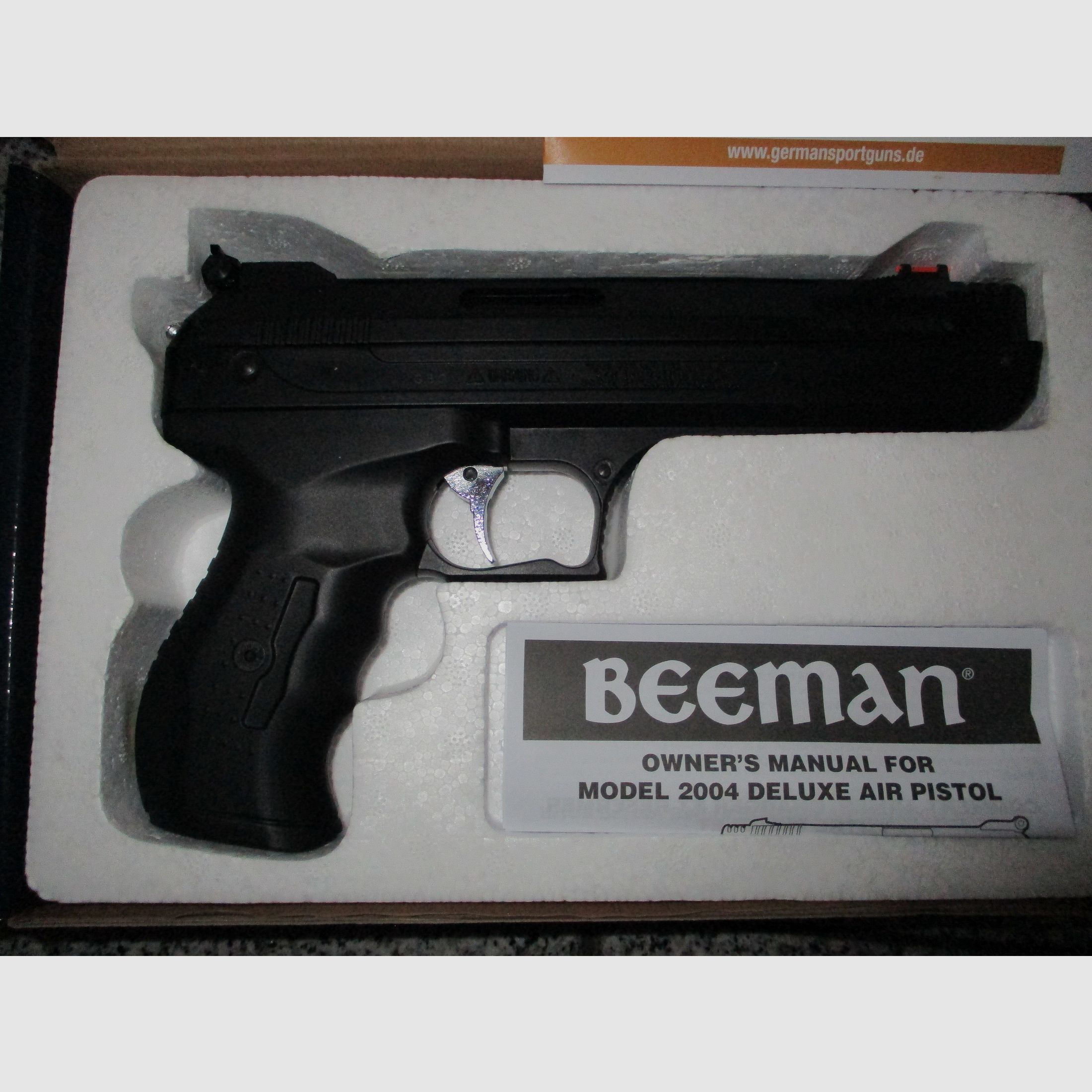 Beeman P17 pistola de aire 4,5 mm Nueva colgada como decoración durante aproximadamente 6 meses en la pared con tabla de madera
