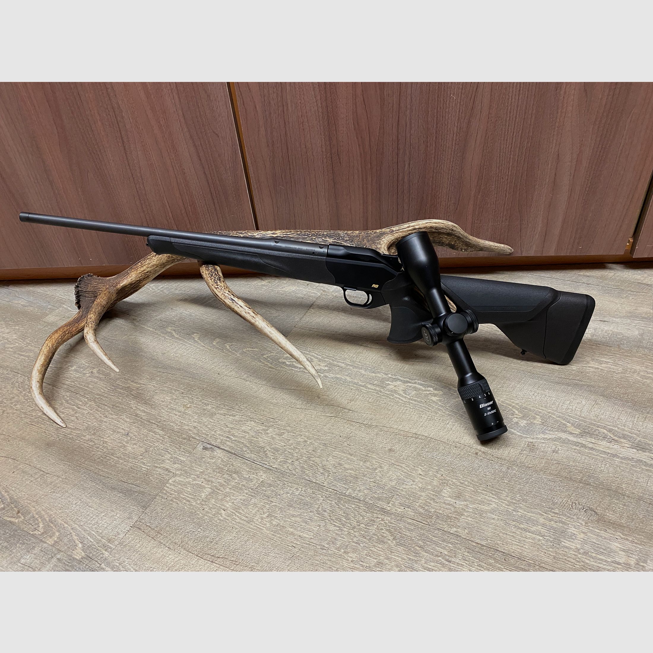 Blaser R8 Ultimate, con Blaser B2 2-12x50 iC S, con riel