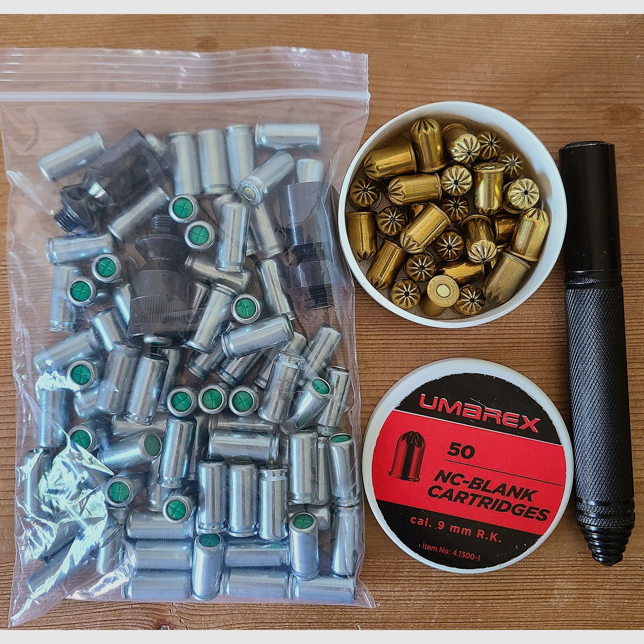 Blank firing pistols 2 pieces with 80 blank cartridges and telescopic stock, feel free to send price suggestions