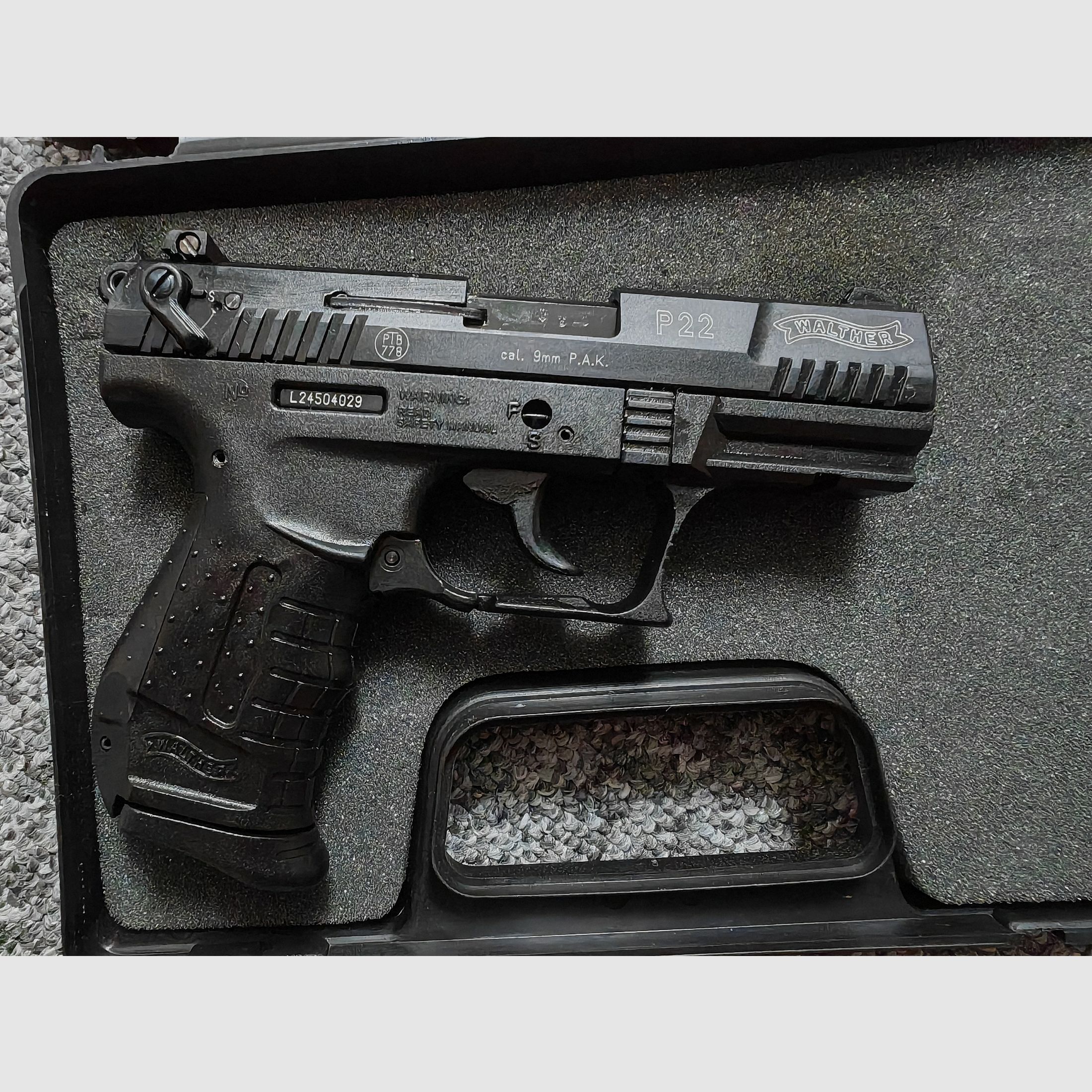 Umarex Walther P22 9mm P.A.K. in der ersten Ausführung mit Abzugssicherung und verstellbare Kimme samt Dämmerungsmarken | NEUwertig und selten