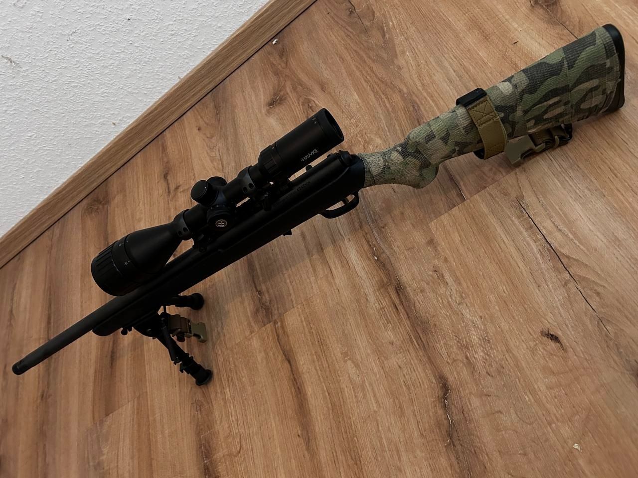 Savage Arms  Repetierbüchse 93R17 FV mit Schalldämpferaufnahme Cal .17 HMR/ Hawke x12 Optik beleuchtetes Absehen (grün/rot) MOA/ Zweibein