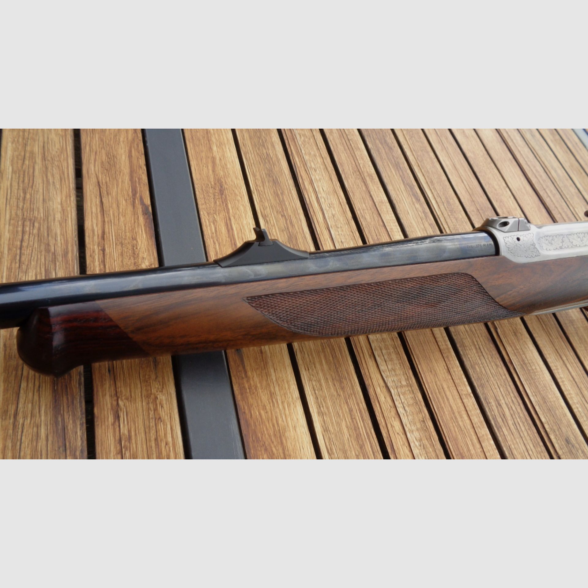 Sauer 202 .375 H&H Europa Luxus E nitriertes Stahlgehäuse Eichenlaub-Gravur ausgesuchtem Nußbaumholz