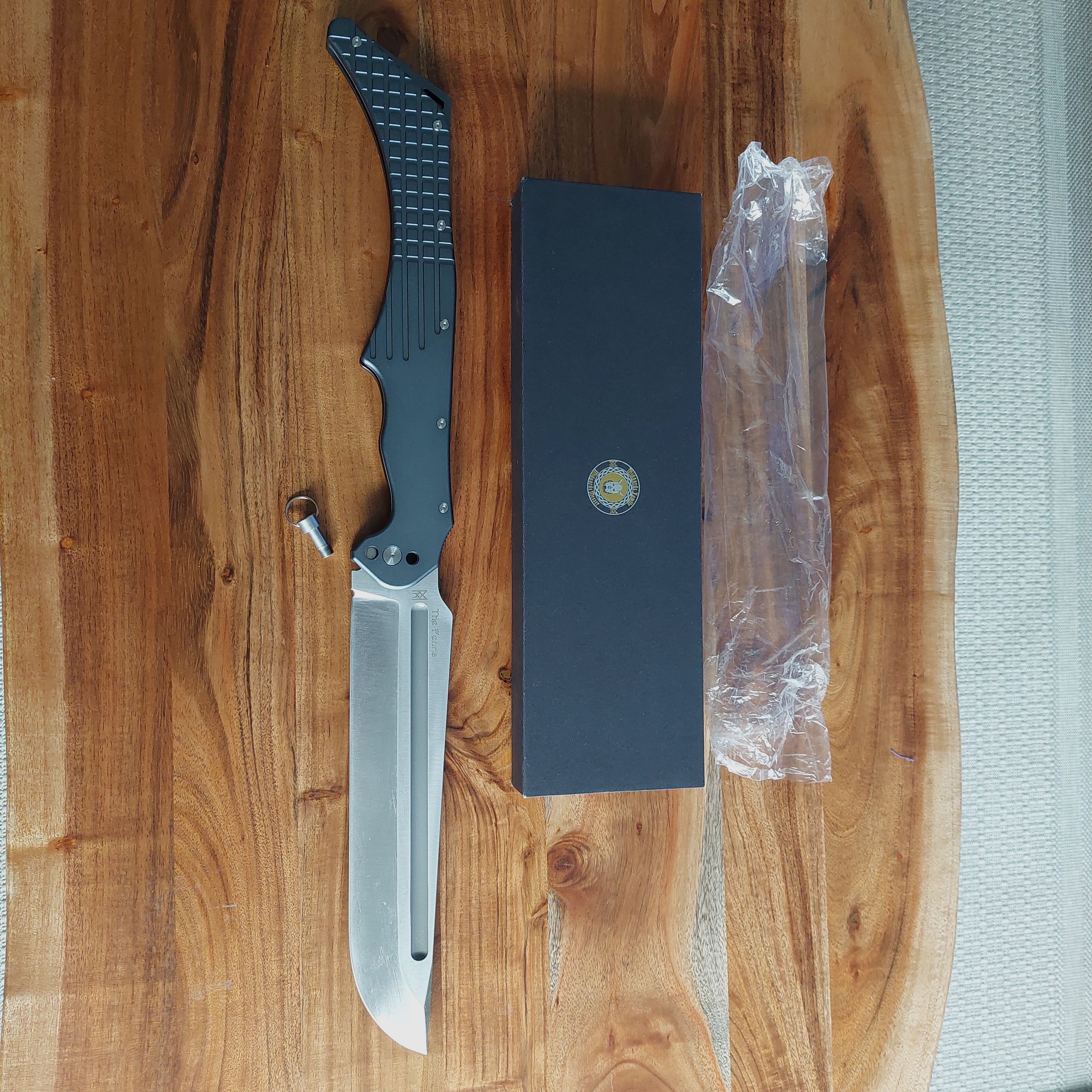 Midgards-Messer Sammlung Neu und unbenutzt. Bitte Beschreibung Lesen!!!!! Insgesamt 2 Schwerter und 9 Messer. Bilder von Allen Messer können zugesendet werden. Viele limitiert und nicht mehr erhältlich. Der Preis ist VB. Alle Messer sowie Schwerter dürfen LEGAL besessen werden.