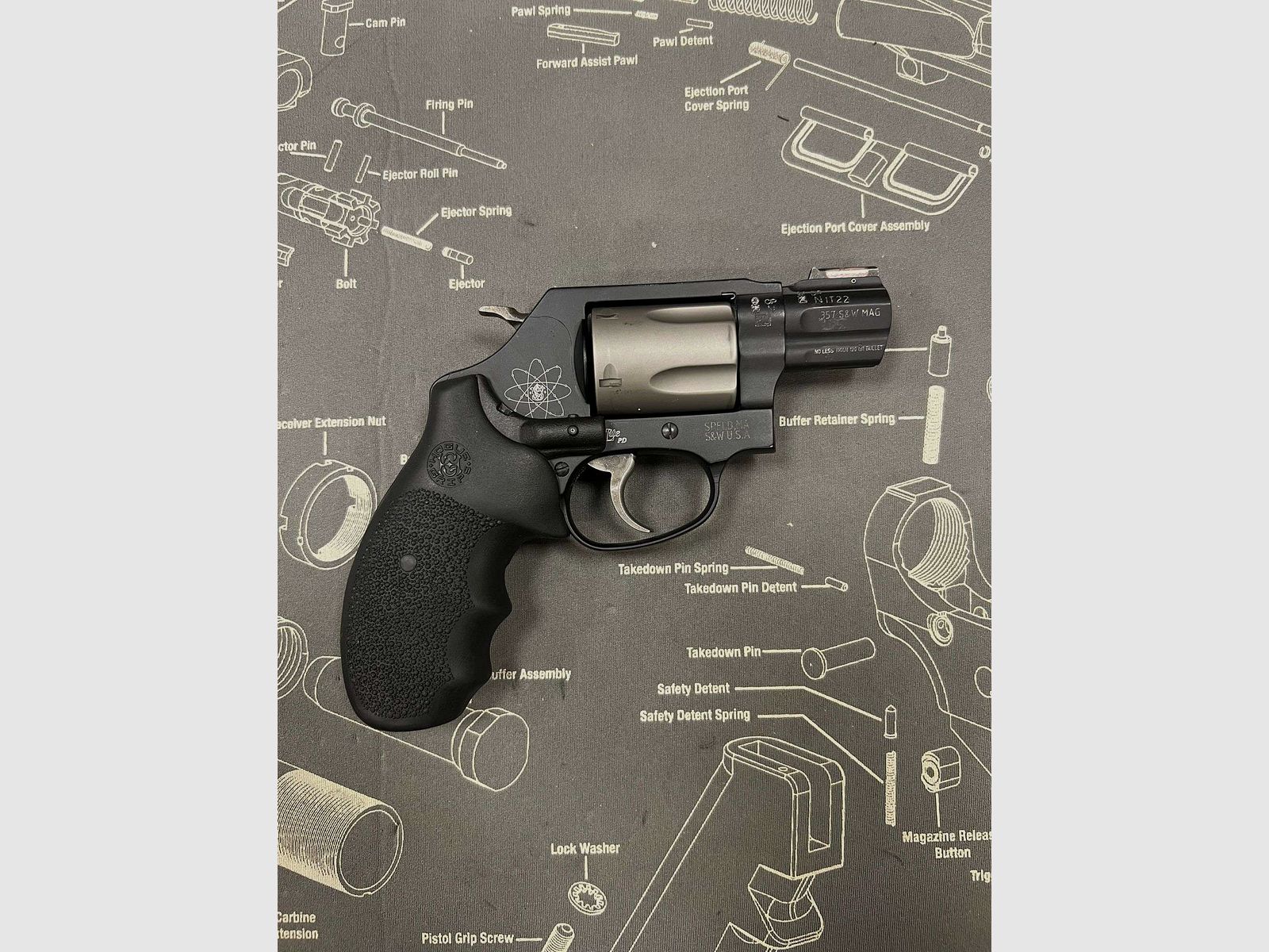 Smith & Wesson Modell 360 PD mit Lasergriffen Kaliber 357 Magnum, Bild 2 von 3