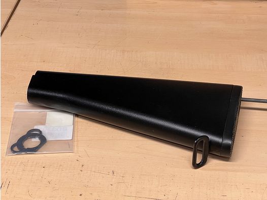 Schoudersteun voor Airsoft M16 of M4 modellen in zwart met slingbevestiging