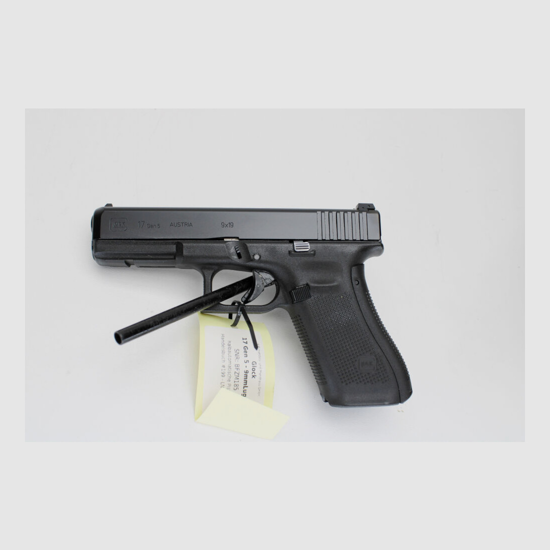 Pistol Glock 17 GEN 5 Cal 9 Para with 4 magazines and bag 9mm Luger