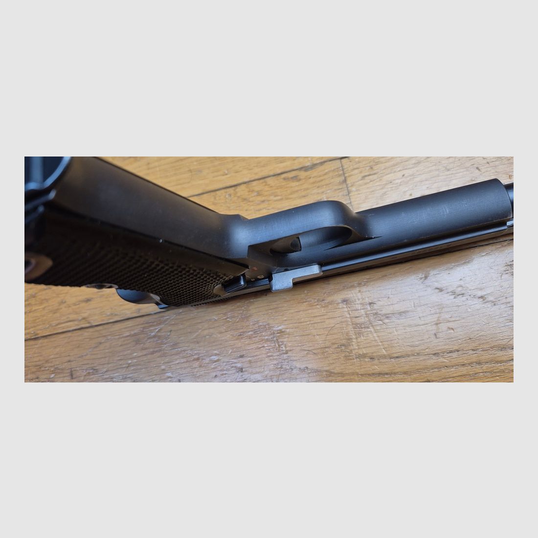 Zeer mooie SIG P210-2 pistool – Mythe van de 9 para – Militaire wapen van het 4e contract – Circa 1957/60-62 – Zeer goede bluing – Droomwerking en loop – 2e magazijn en holster (de complete set!) extra meegeleverd – Staat TBE+/TBE++!, afbeelding 15 van 26