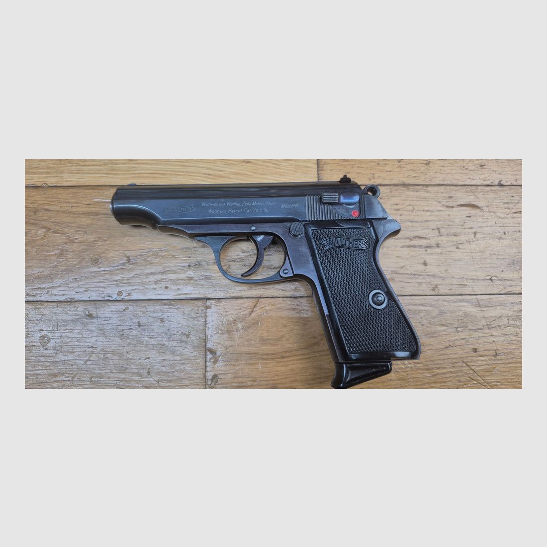 Magnifique pistolet Walther PP période III° Reich – Belle fabrication Walther Zella-Mehlis – Calibre 7,65 mm – Arme civile de fin 1937 – Splendide bronzage d&rsquo;origine à 99% – 100% Mono matricule – Mécanique parfaite – Canon miroir neuf – Chargeur conforme – Un splendide PP – TBE++, image 2 sur 19