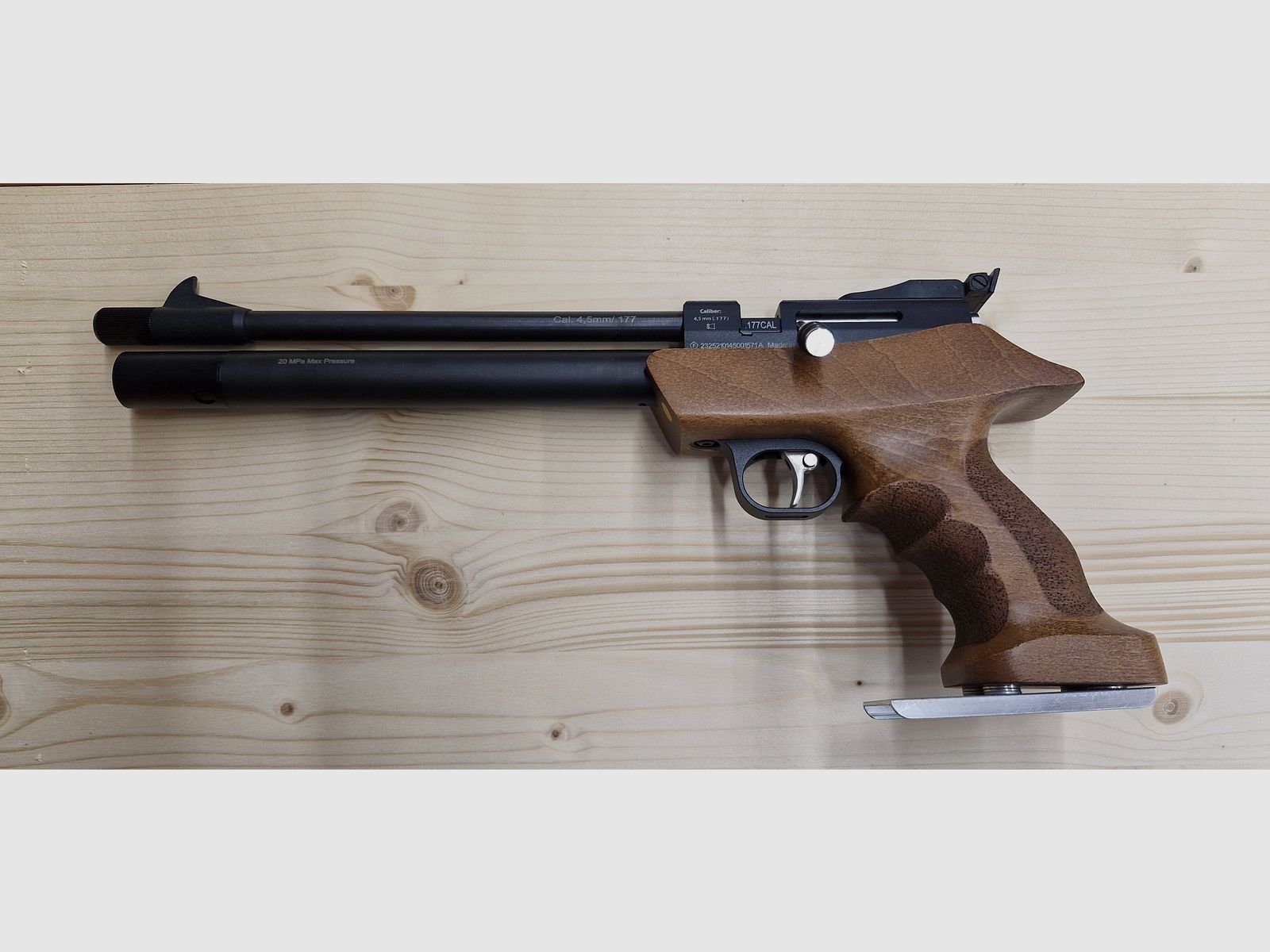 Luftpistole Diana Bandit, Pressluft, Magazin, Schalldämpfer – mit Luftpumpe, Auflage, 4,5mm-Diabolo, Ständer, Zubehör