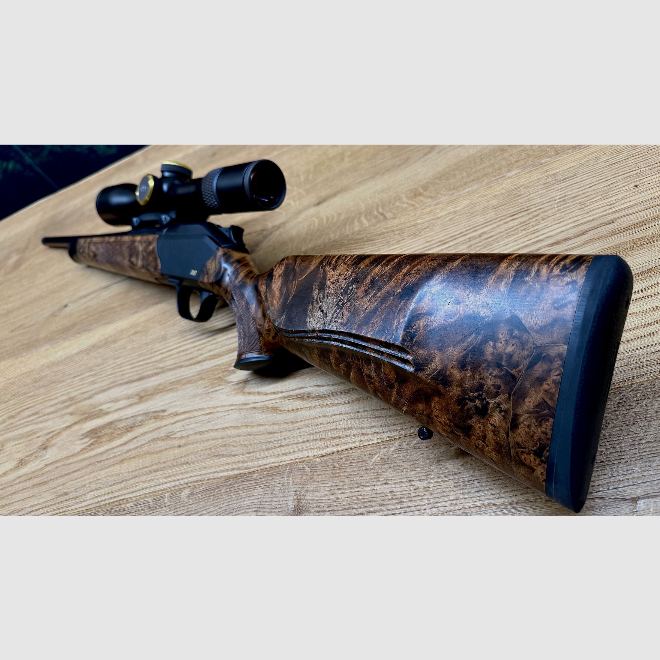 Blaser R8 Custom Schaftholz HK 9-10 / inkl. Blaser B1 2,8-20x50 Custom / mit vielen Goldelementen / TRAUMWAFFE