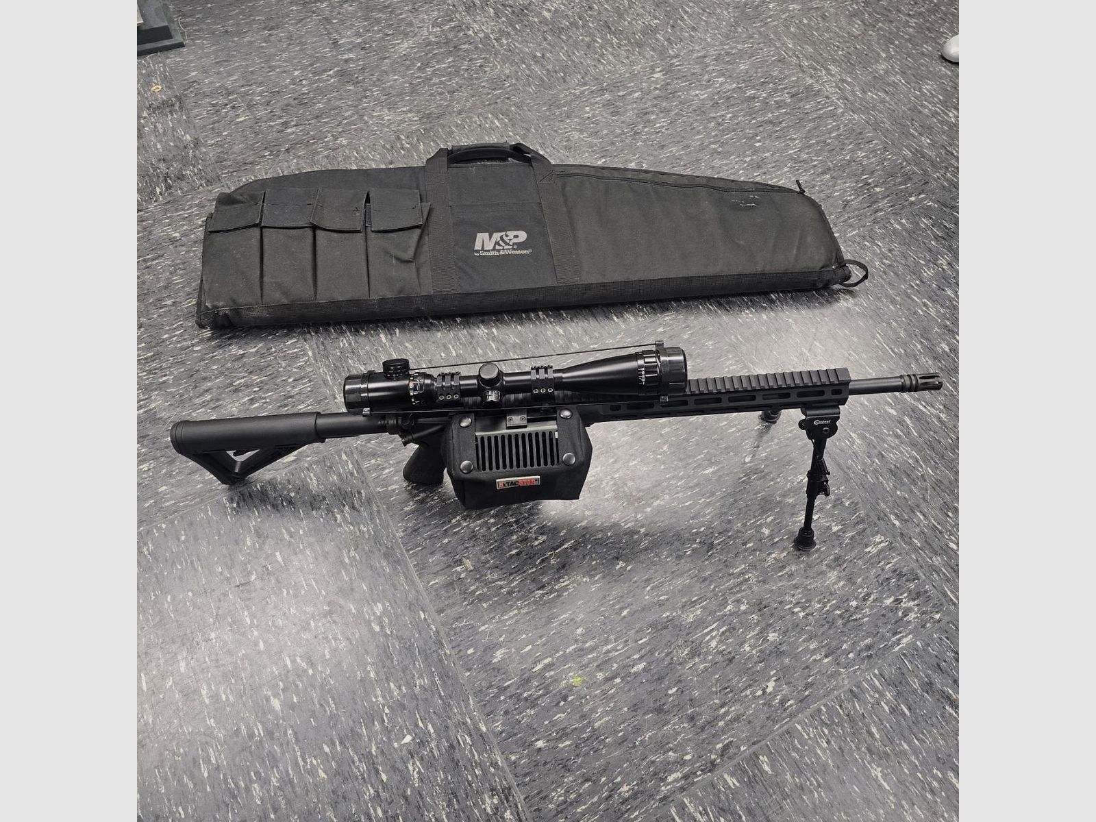 Savage MSR .223 z dwójnogą i lunetą Bushnell Banner 4-16x44