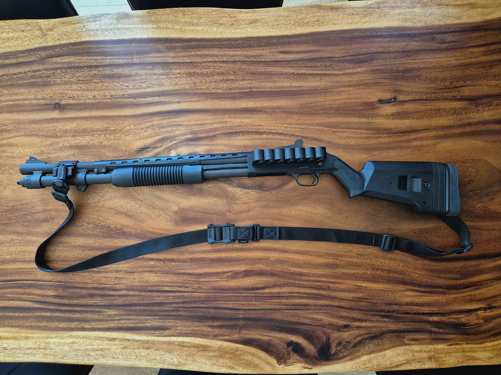 Mossberg M590A1 Ghost Ring Tactical 12/76 Mag. inkl. Magpul Schaft/Sling, Patronenhalter und Laufhitzeschild – Neu und unbenutzt