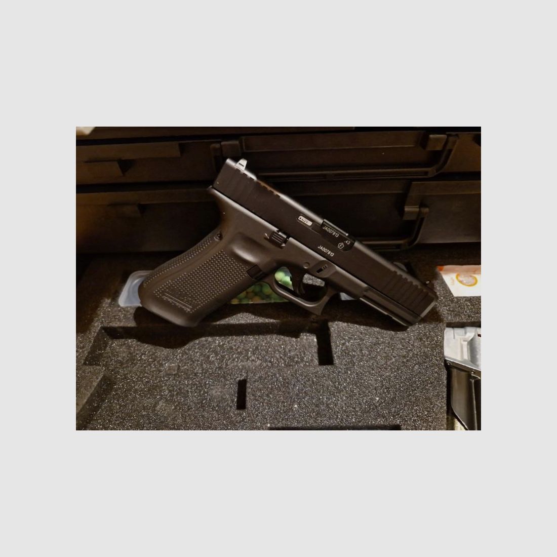 RAM-Kurzwaffen-Sammlung, Walther P99;   Glock 17 GEN5;   Colt Revolver 