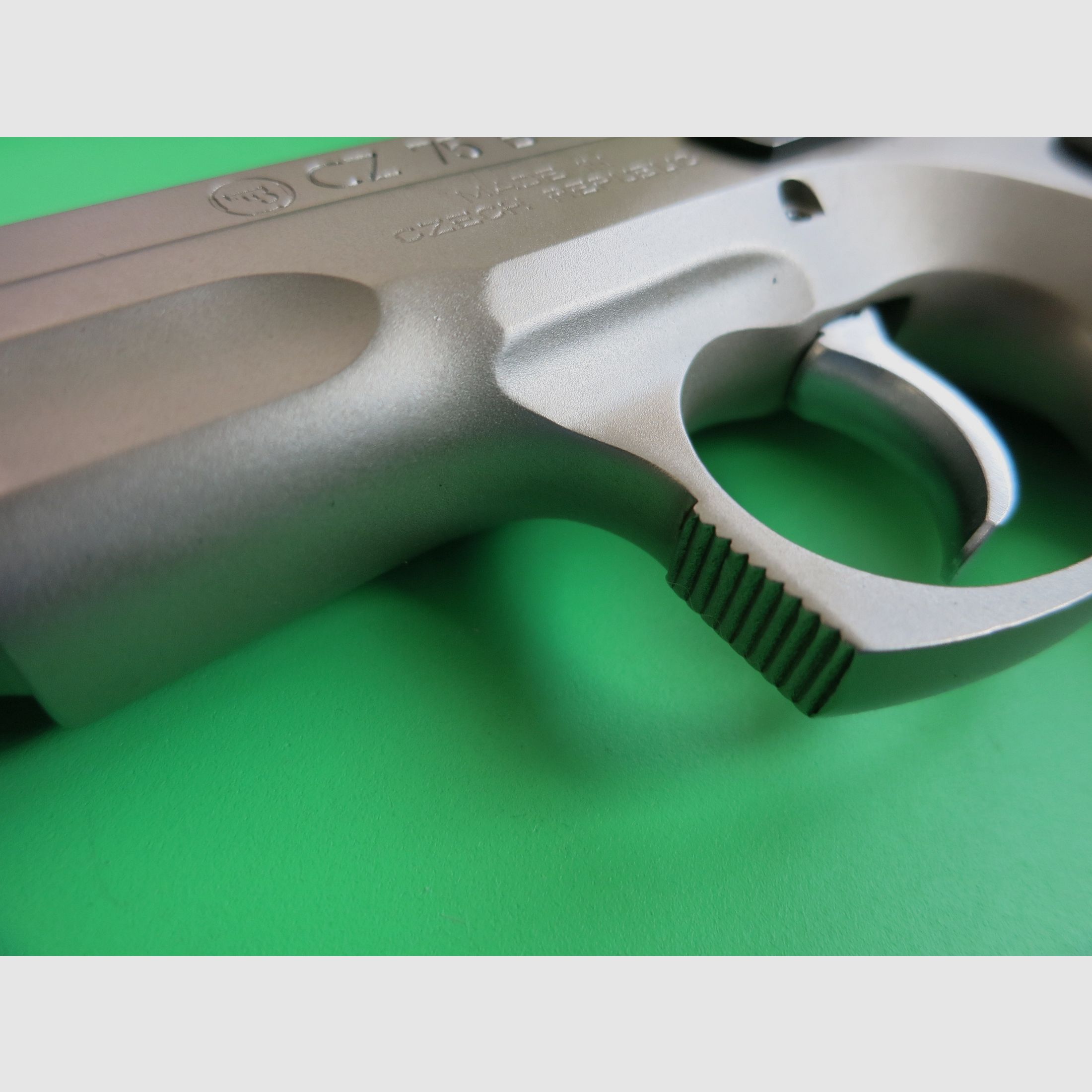 Brünner CZ75 B OMEGA en acier inoxydable ou ČZ 75 (Česká zbrojovka), pistolet semi-automatique, Cal. 9×19 + Burris Fastfire       #90