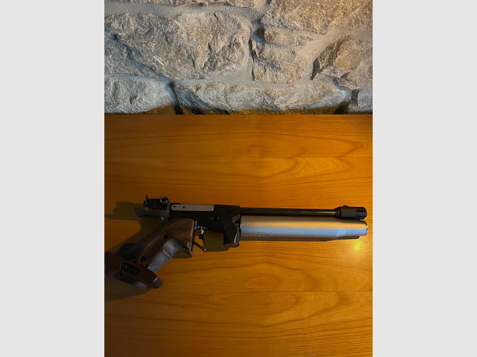 Feinwerkbau P30 pistola de aire comprimido – Estado excelente – 2 cartuchos + maletín de aluminio