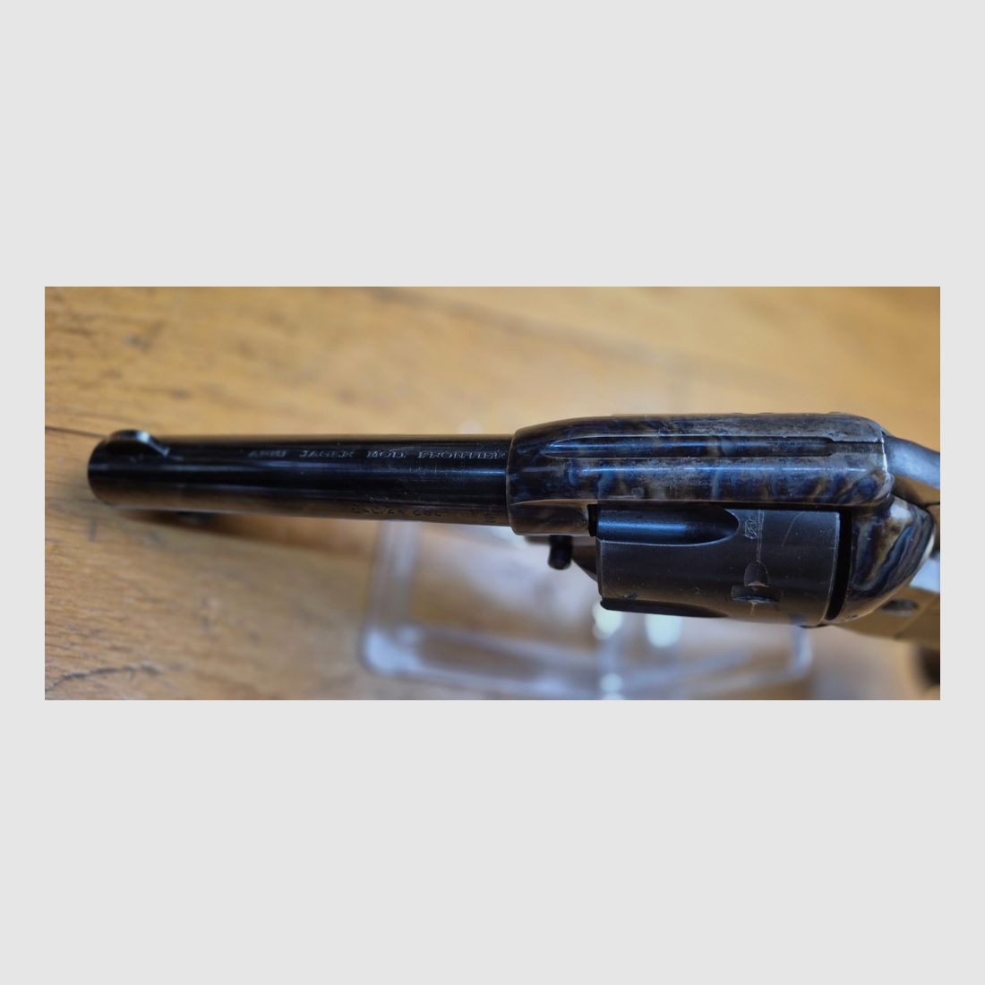 Mooie en goede revolver Armi Jäger type Colt SAA 1873 — Kal. .45 Long Colt / .45LC — Vuurwapen uit 1968 (!) — Zeer mooie afwerking, vooral in hout — Mechaniek en loop in perfecte staat — Mooie 100% leren koffer in TBE inbegrepen! — Set BE+/TBE, afbeelding 12 van 20