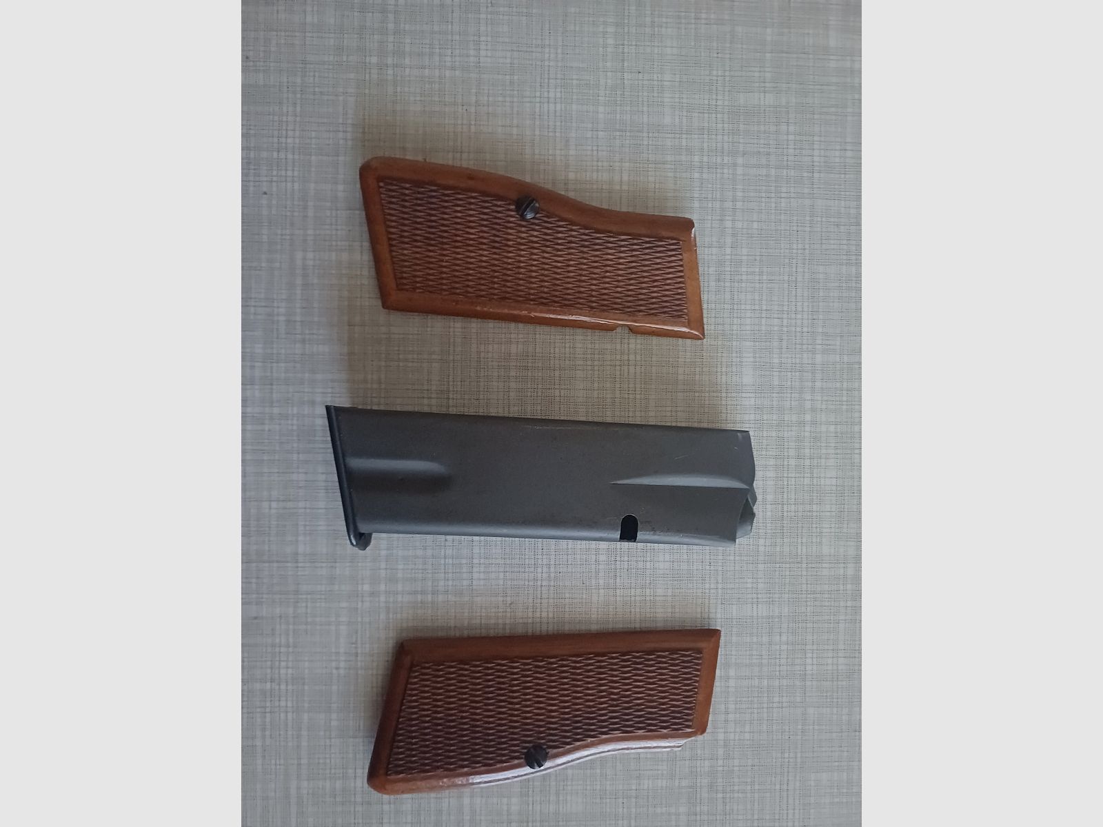 Pistolet hongrois 9mmLuger similaire au FN High Power, image 3 sur 3
