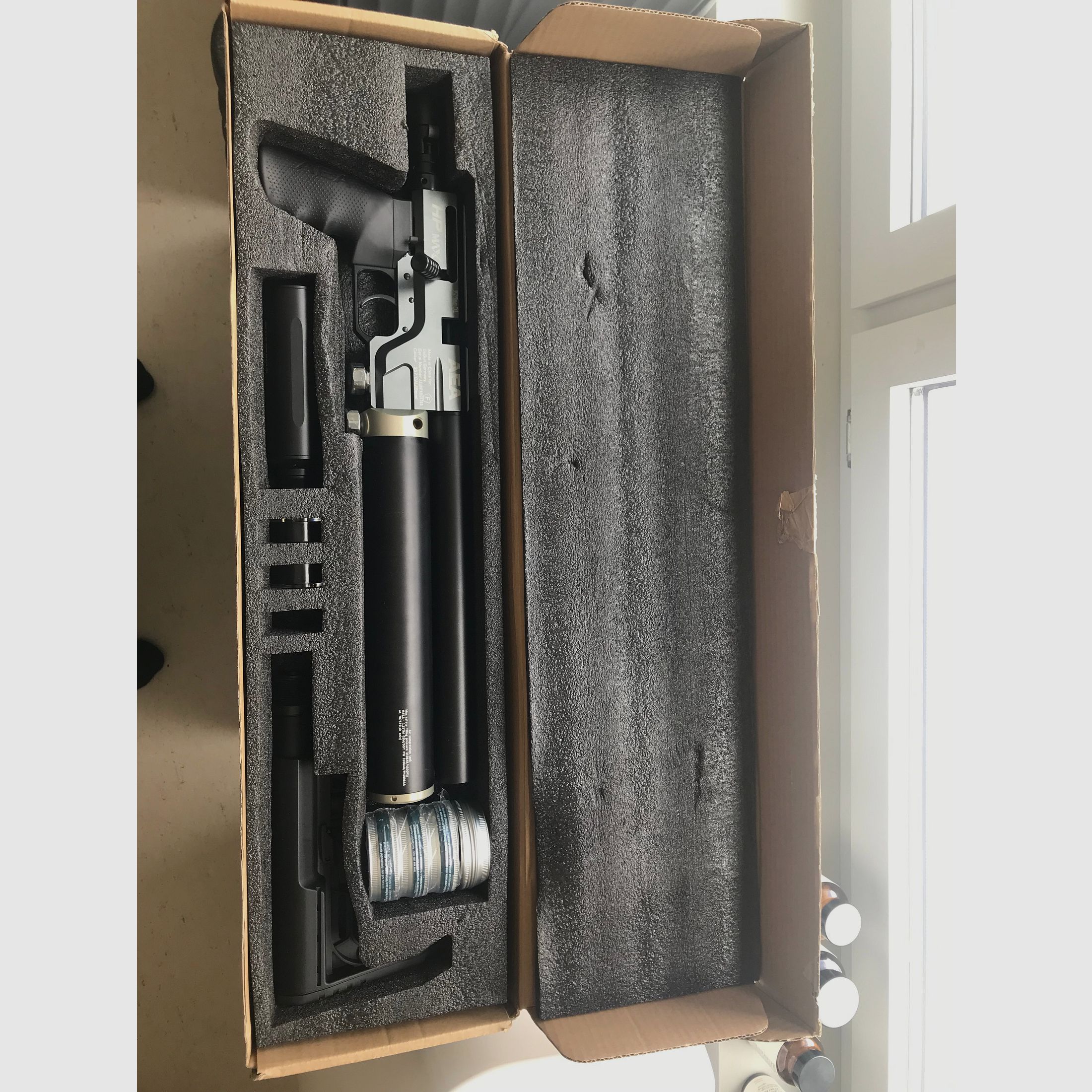 AEA HP-MAX 1ère génération .35/9mm – seulement 30 coups tirés – ensemble complet avec Hawke Vantage 3-9x40, silencieux, kit d'exportation et environ 200 projectiles Grisley