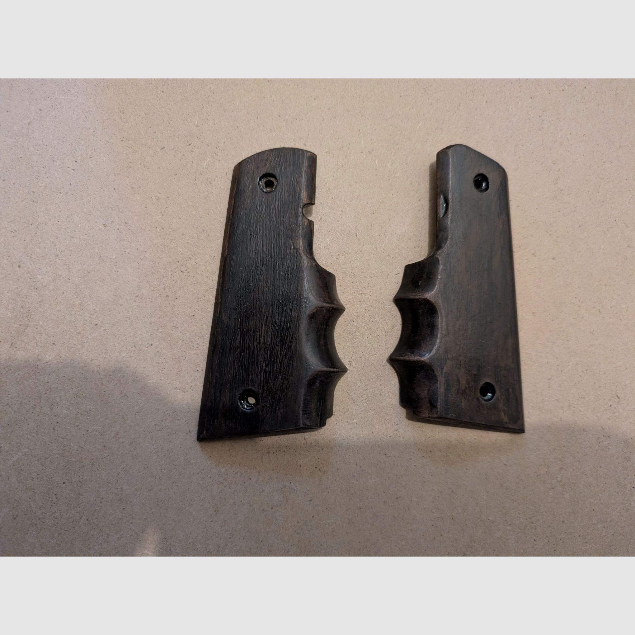 Combat Griffschale aus Holz für Colt 1911 (mit ein wenig Bearbeitung auch für Umarex 1911 oder andere Schreckschuss-Derivate geeignet)