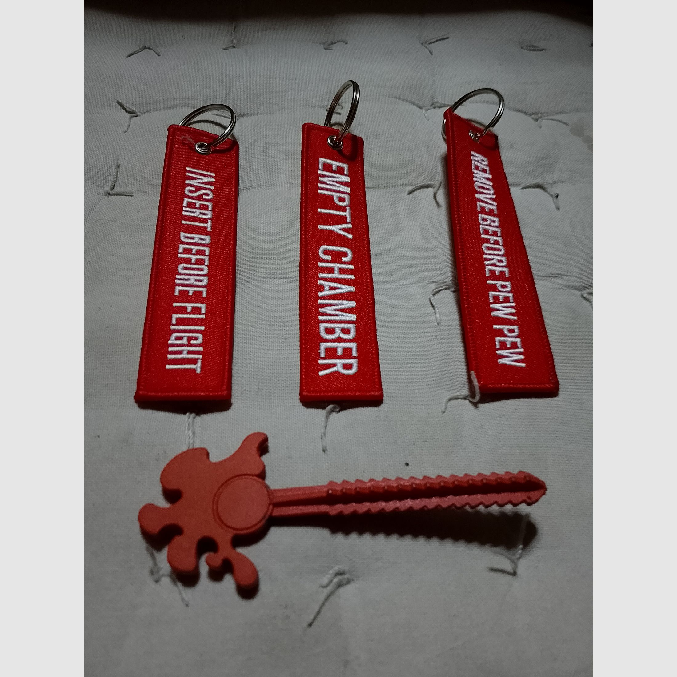 Ram Transport Bouchon Rouge pour Marqueurs Paintball Canon Bouchon cal 43 Universel + 3 Porte-clés avec des Citations