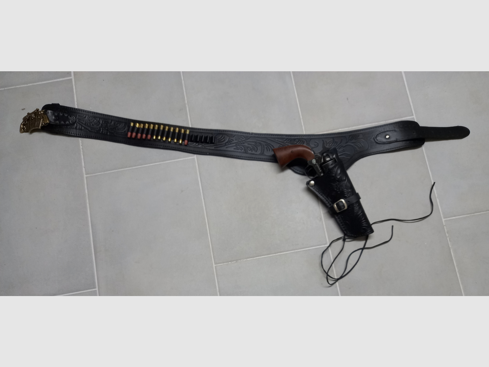 Sehr schöner langer Leder Westerngürtel mit Halfter 