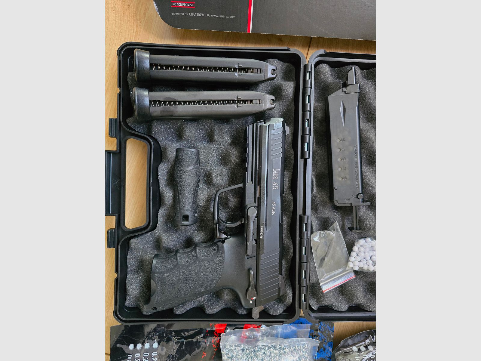 HK 45 Auto Airsoft version métallique avec beaucoup d'accessoires