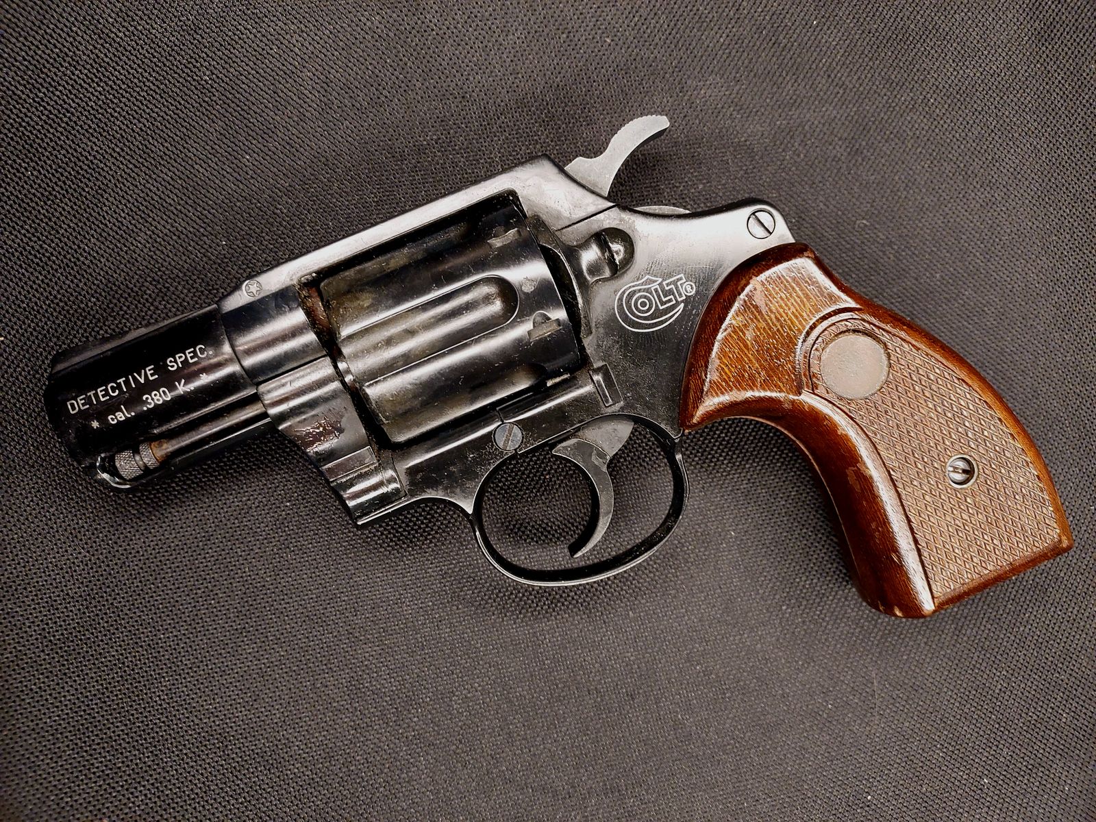 Colt Detective Special (Umarex) .380 (9mm) R.K. (PTB 841) con empuñaduras de madera