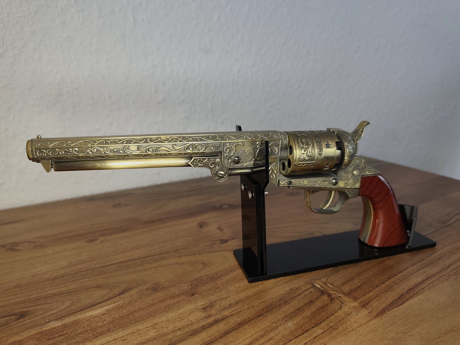 Deko Feuerzeug Revolver Colt 1851 mit  Ständer