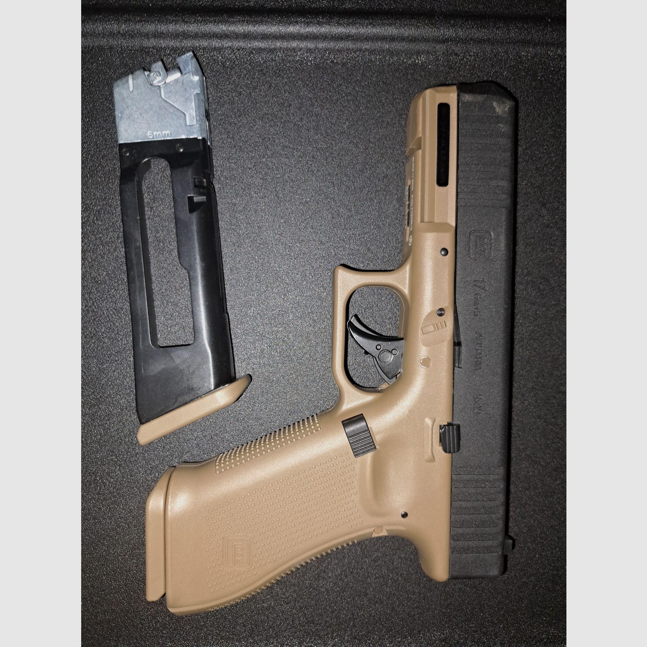Glock 17 Gen. 5 Metallschlitt- en CO2BB 6mm BB schwarz/coyote 