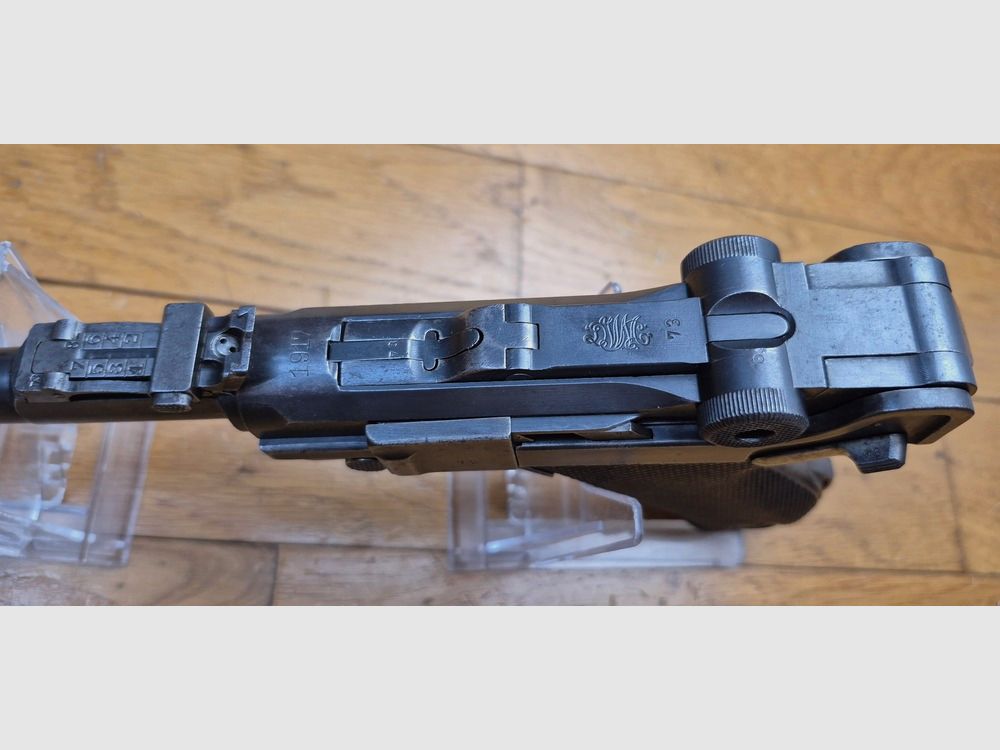 Très beau Luger d&rsquo;artillerie P08 – Arme de 1917 – Canon 8 pouces (20cm!) – Fabrication DWM – Entièrement mono-matricule (sauf le chargeur qui est d&rsquo;époque) – Cal. 9×19 – Hausse et guidon dérivables du premier type – Très belles plaquettes – Bronzage d&rsquo;époque à encore 80% – Splendide canon TBE+, image 10 sur 22