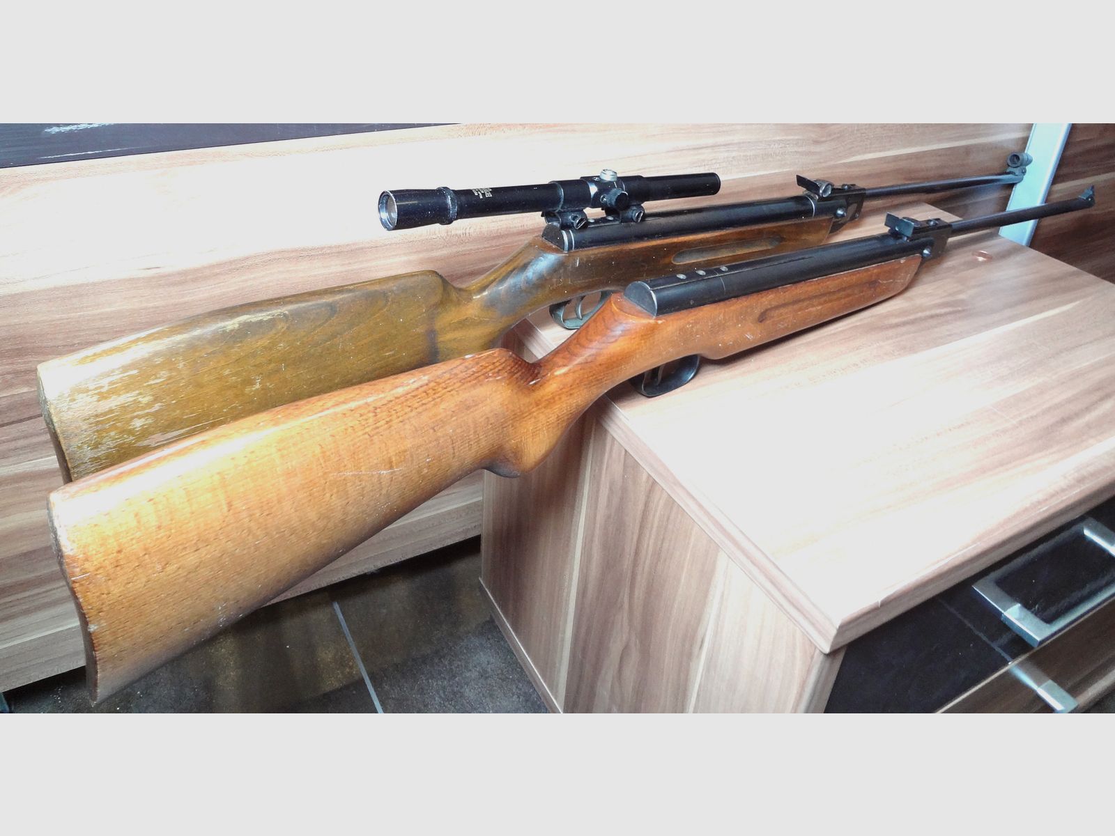 Zwei Luftgewehre von Weihrauch, Modell HW 50 S /HW 50
