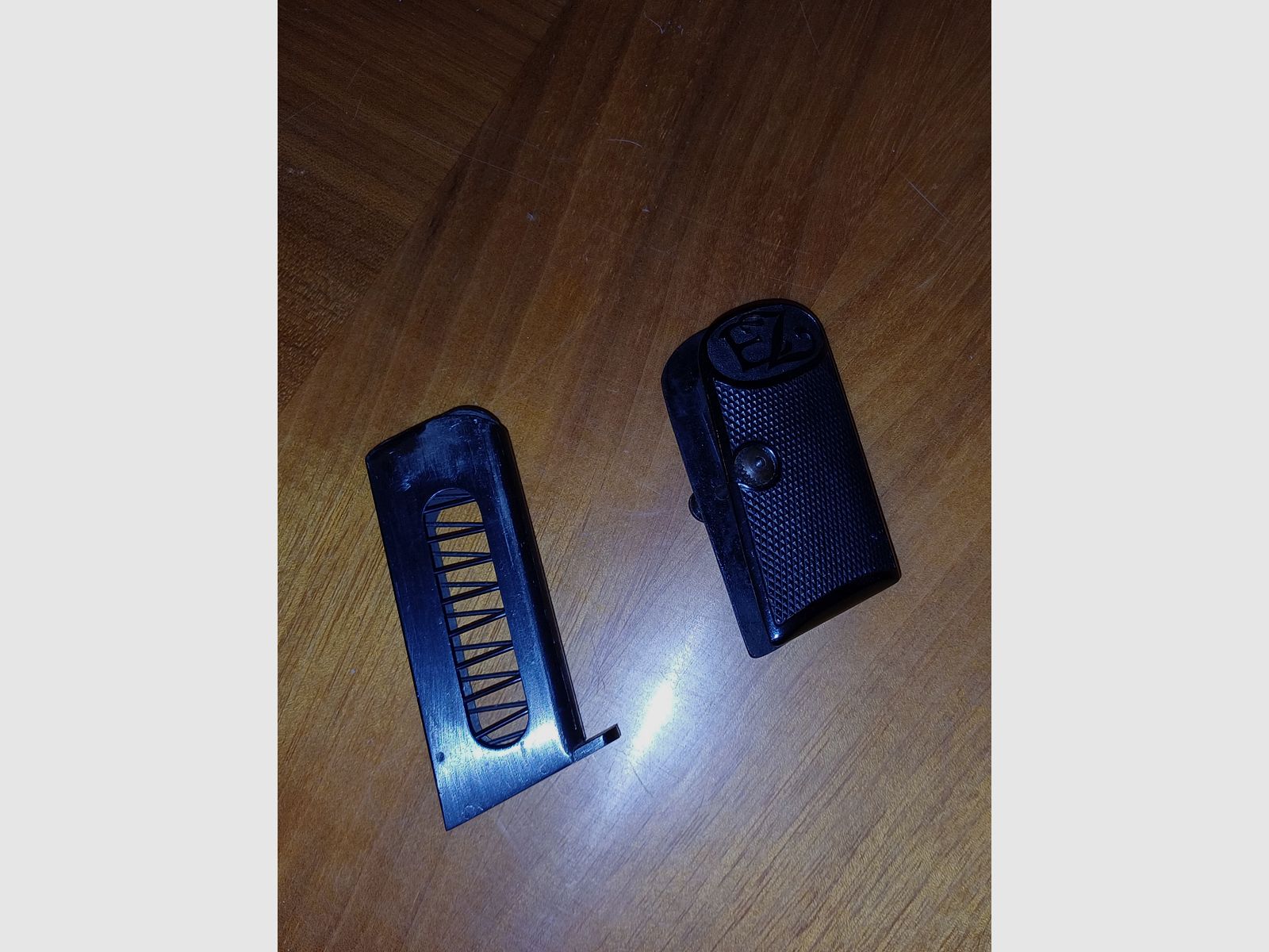 Zahna Pistole 6,35mm Magazin und Griffschalen