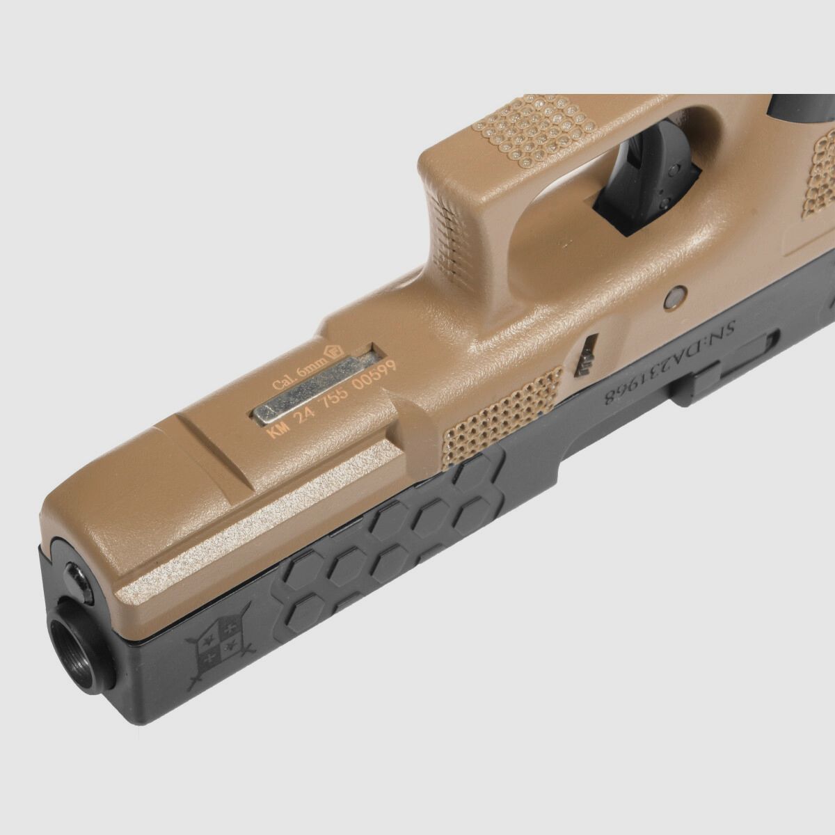 P03 GBB Airsoft Pistool met Grip Stippling in Tan | Delta Armory