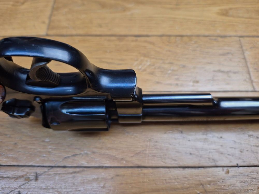 Außergewöhnlicher Revolver Smith & Wesson Mod 25-2 – LE Smith im Kal. 45ACP! – Waffe aus den frühen 1980er Jahren – Qualität und Mechanik, die heute nicht mehr zu finden sind – Auch CIA-Revolver! – Lauf 6 Zoll – Wunderschöne glänzende schwarze Brünierung – Außergewöhnliche Waffe für außergewöhnliche Schützen – TBE++, Bild 13 von 27