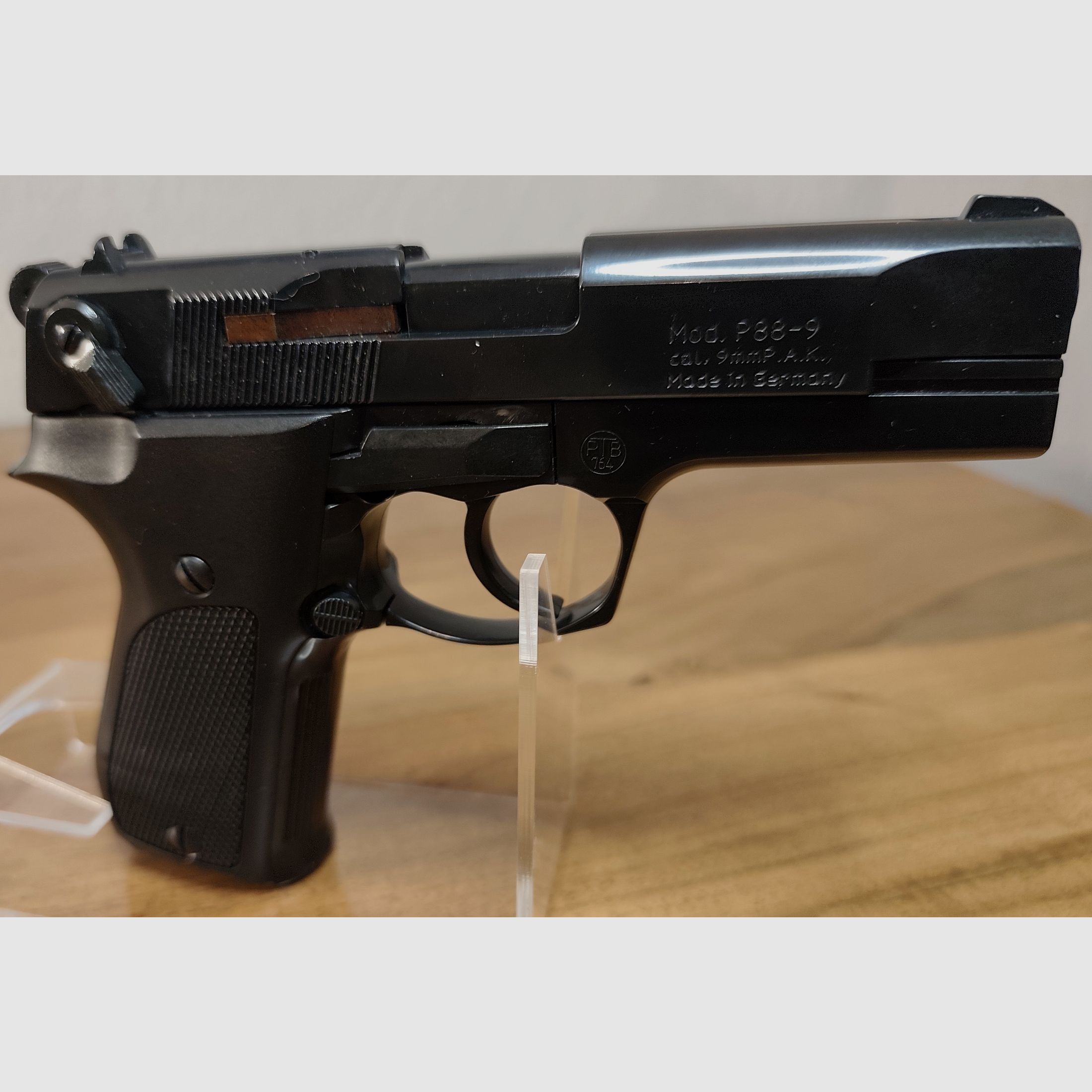 Walther P 88 Compact stary model złoty napis PTB 764 czarny z amunicją