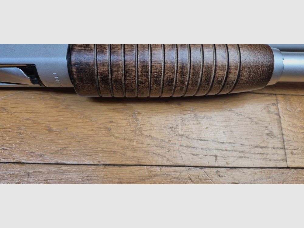 Bellissimo fucile a pompa Winchester Model 1300 – Versione rara in acciaio inossidabile « Security Police » – Cal. 12/76 – Finitura satinata integrale inossidabile (cromo su acciaio inossidabile) – Meccanica e legno impeccabili – Arma in stato di quasi nuovo – TBE++, immagine 8 di 34