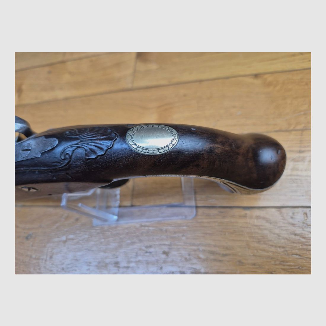 Superbe pistolet à silex anglais – Ketland & Co à Londres vers 1804 – Canon, platine et garnitures bronze – Service colonial – Cal .60 – Bois en très beau noyer – Décor floral raffiné – Excellente mécanique et esthétique – Rare et beau témoin du mauvais camps des guerres du Premier Empire – TBE+, image 15 sur 26