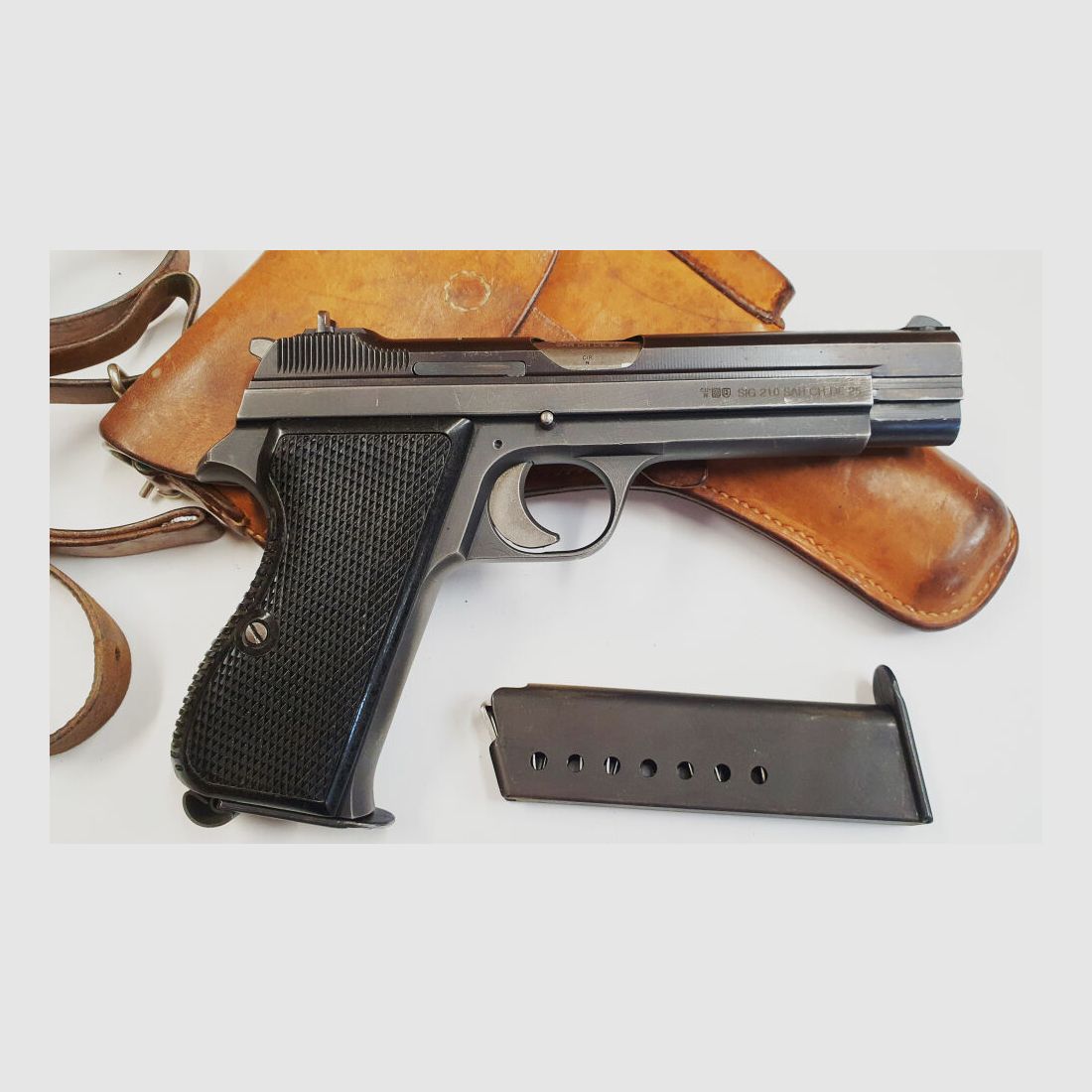 Pistolet SIG P210-2 w kalibrze 9mm Luger (9x19) w tym kabura i zapasowy magazynek, WYPRODUKOWANE W SZWAJCARII, zdjęcie 1 z 10