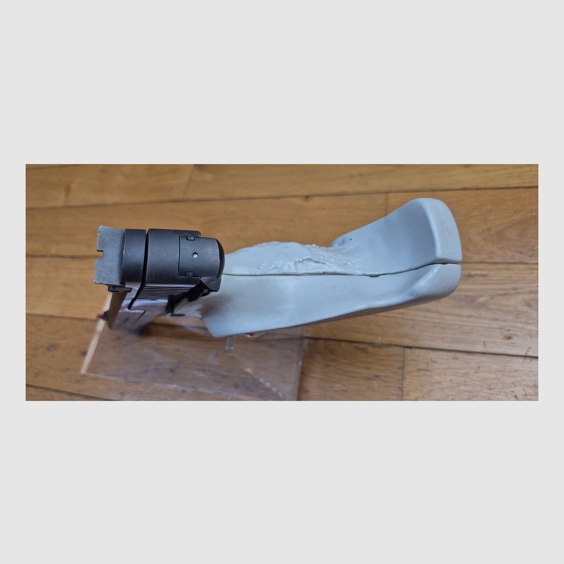 Wunderschöne Smith&Wesson Mod.41 Pistole – Kal. .22LR – Ganz aus echtem Stahl – 100% Brünierung – Waffe von 1971 – Mechanik und Lauf erstklassig – Eine der niedrigsten Handfeuerwaffen, die je hergestellt wurden – Zwei Griffsets – Zwei Magazine – Sehr guter Zustand Sup. – TBE++, Bild 15 von 28