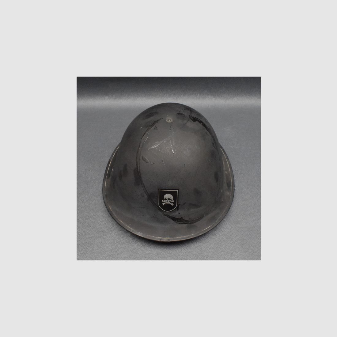 Stahlhelm Royal Airforce, Schwarz mit Totenkopf, gebraucht