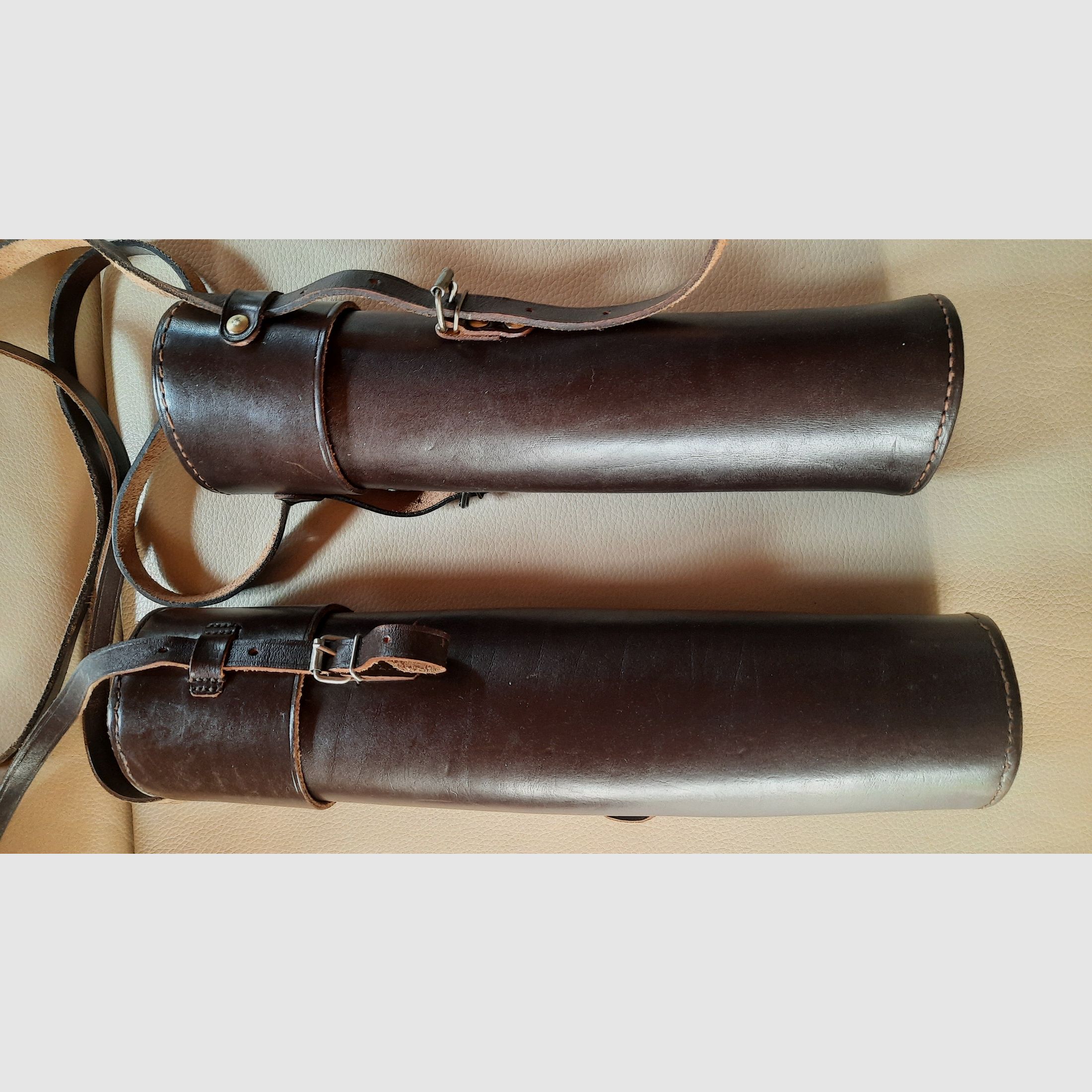 Lederset mit 2 Fernrohrköchern, einer Jagdtasche und einem Patronengurt
