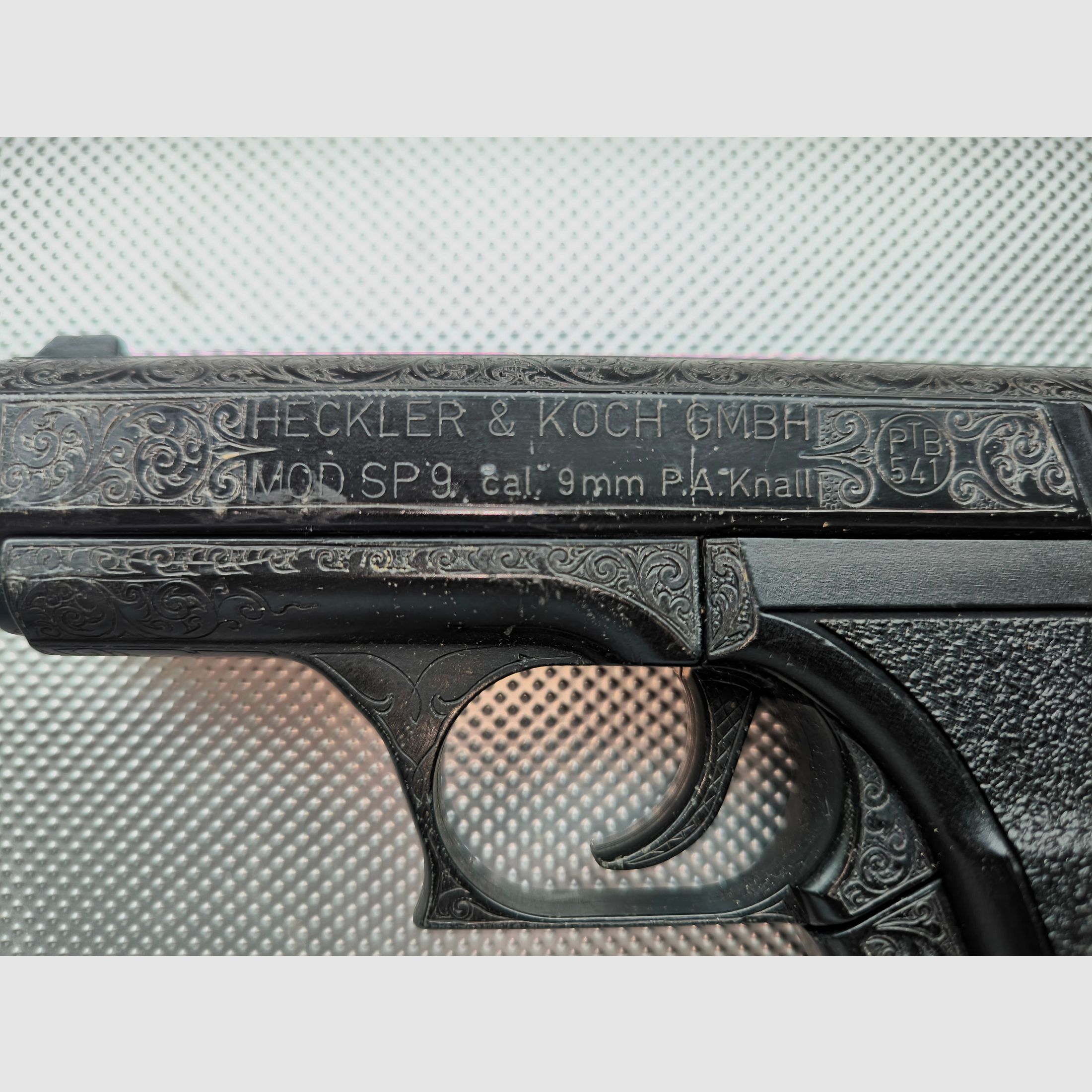 ⚠️ Attention collectors display piece, Heckler & Koch Mod. SP9 - with engraving - visually & functionally impeccable very good condition, like new & hardly fired & as SRS gas/blank pistol caliber 9mm PAK hardly to be found!!