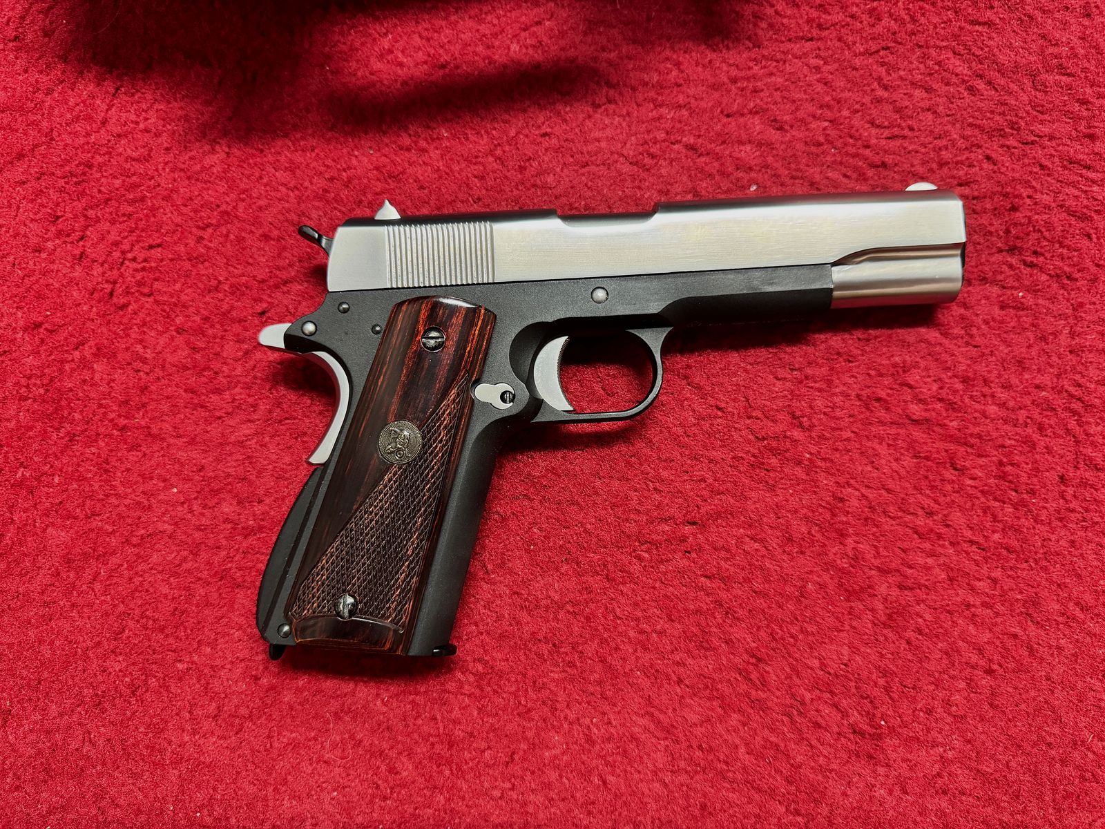 WE Classic 1911 Colt Custom two color version Pachmayr grip panels + case