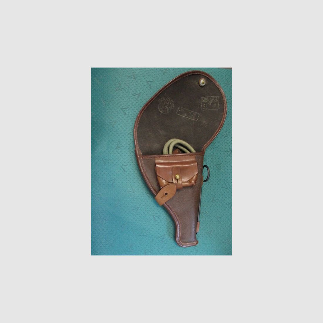 Revolver Nagant Baujahr 1944, Lauf spiegelblank, mit Holster und Fangriemen