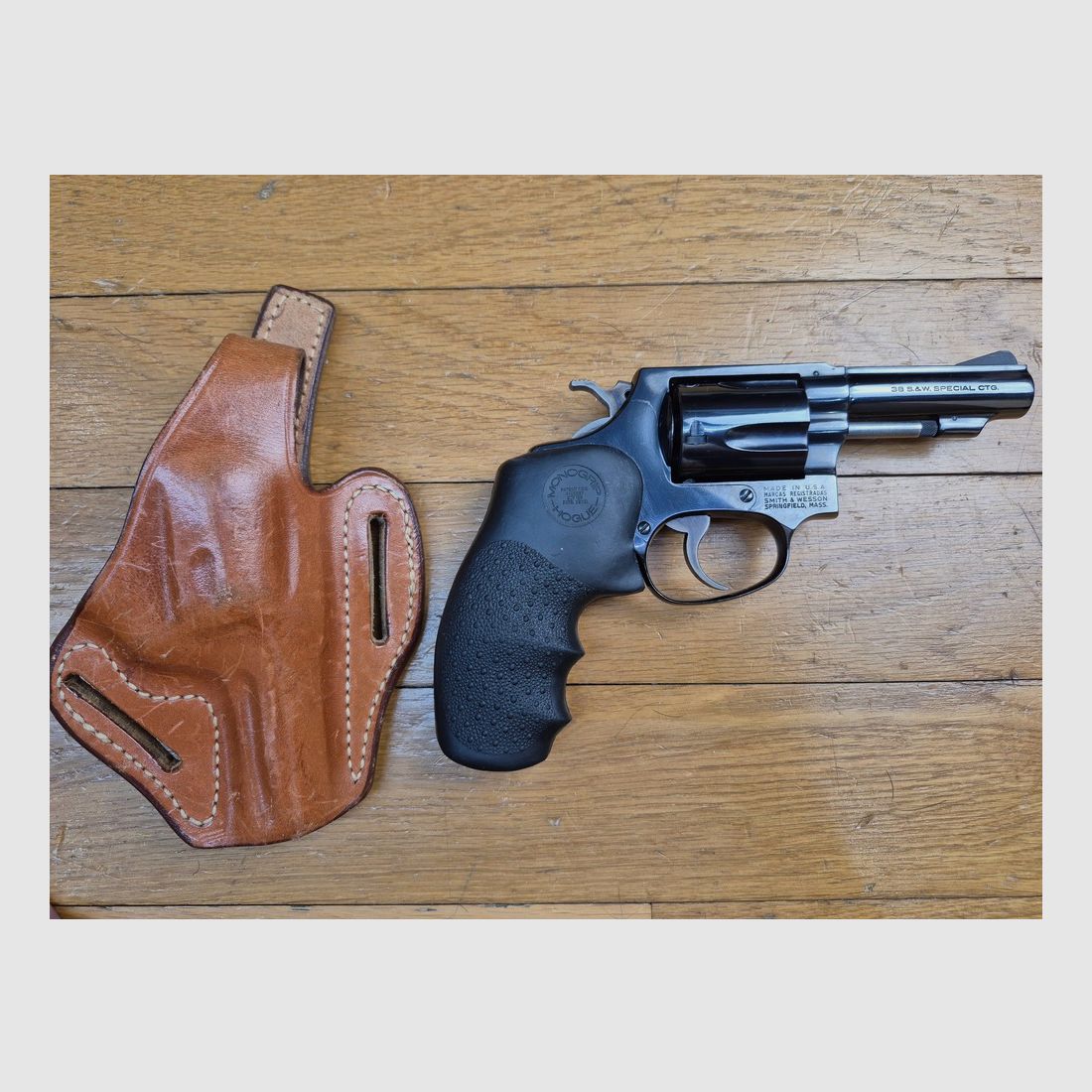Peu courant Revolver Smith&Wesson Mod 36-1 ou « Chiefs Special » – 5 coups en cal. 38 SP – Canon 3 pouces neuf – Arme de 1979 – Holster d&rsquo;épaule – État proche du neuf ! – TBE+++, image 1 sur 19
